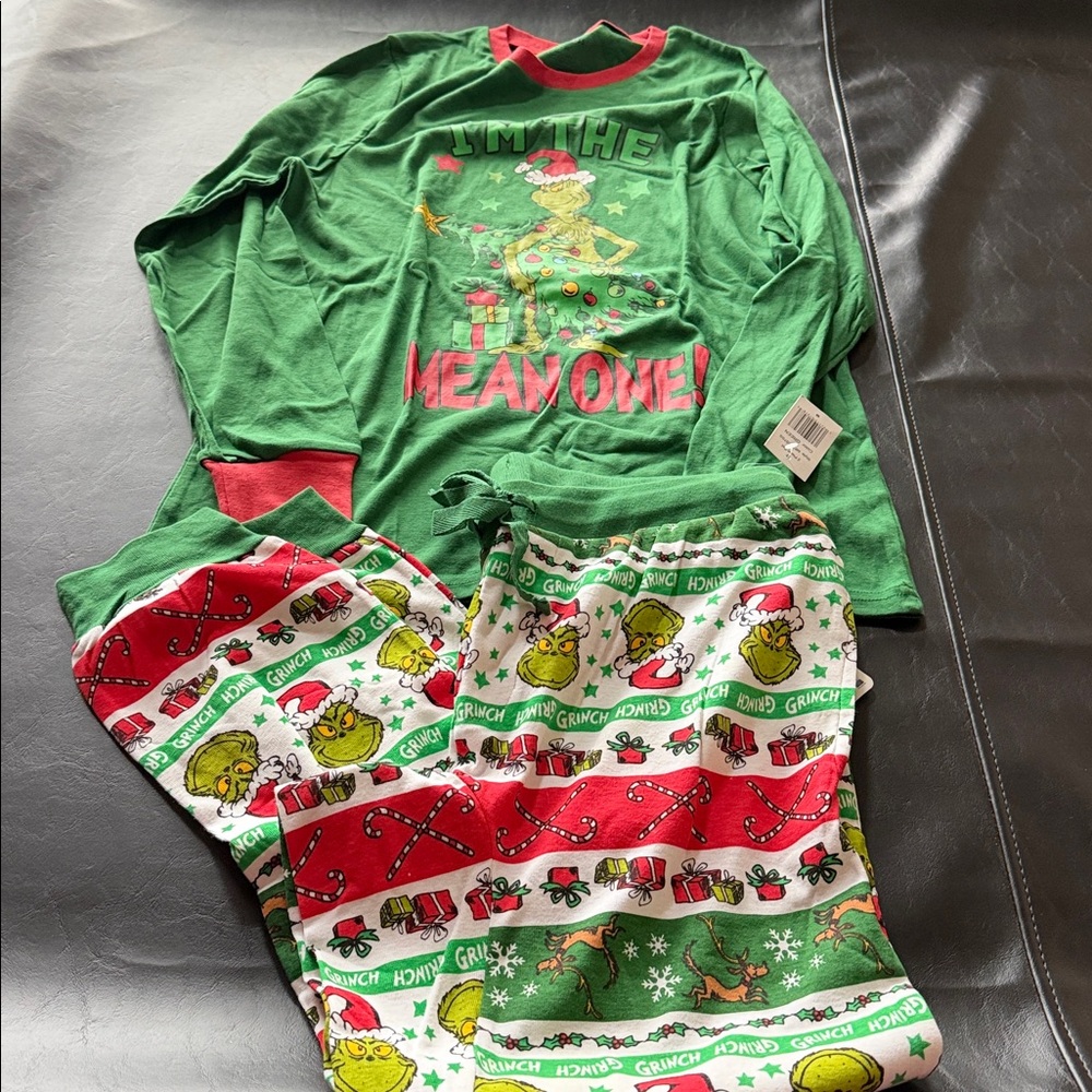 Men’s M Green and Red Grinch Pajama Set